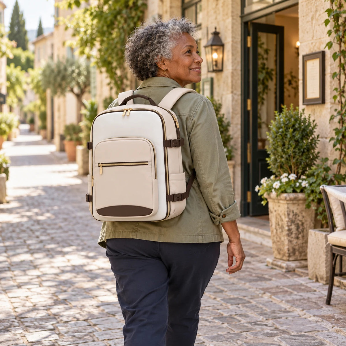 Une voyageuse porte le sac BLOTTIA près d’un hôtel