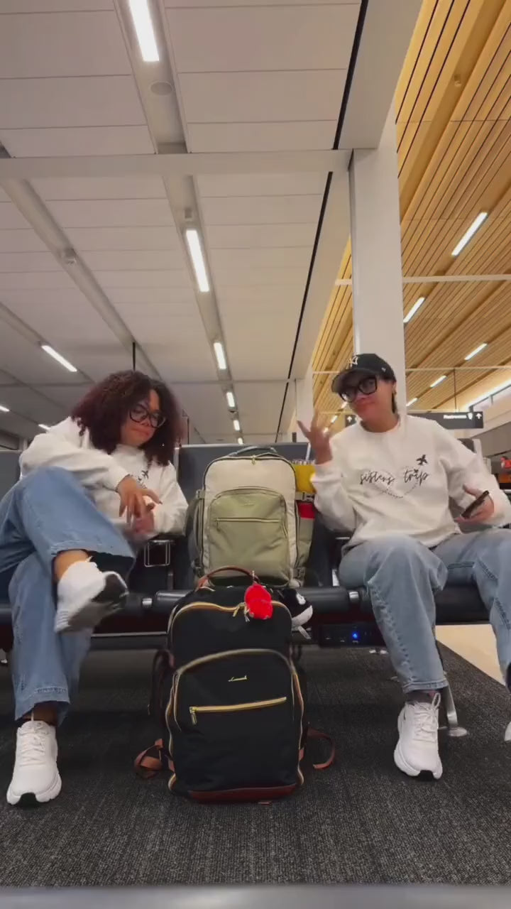 Deux voyageuses présentent les sacs de voyage